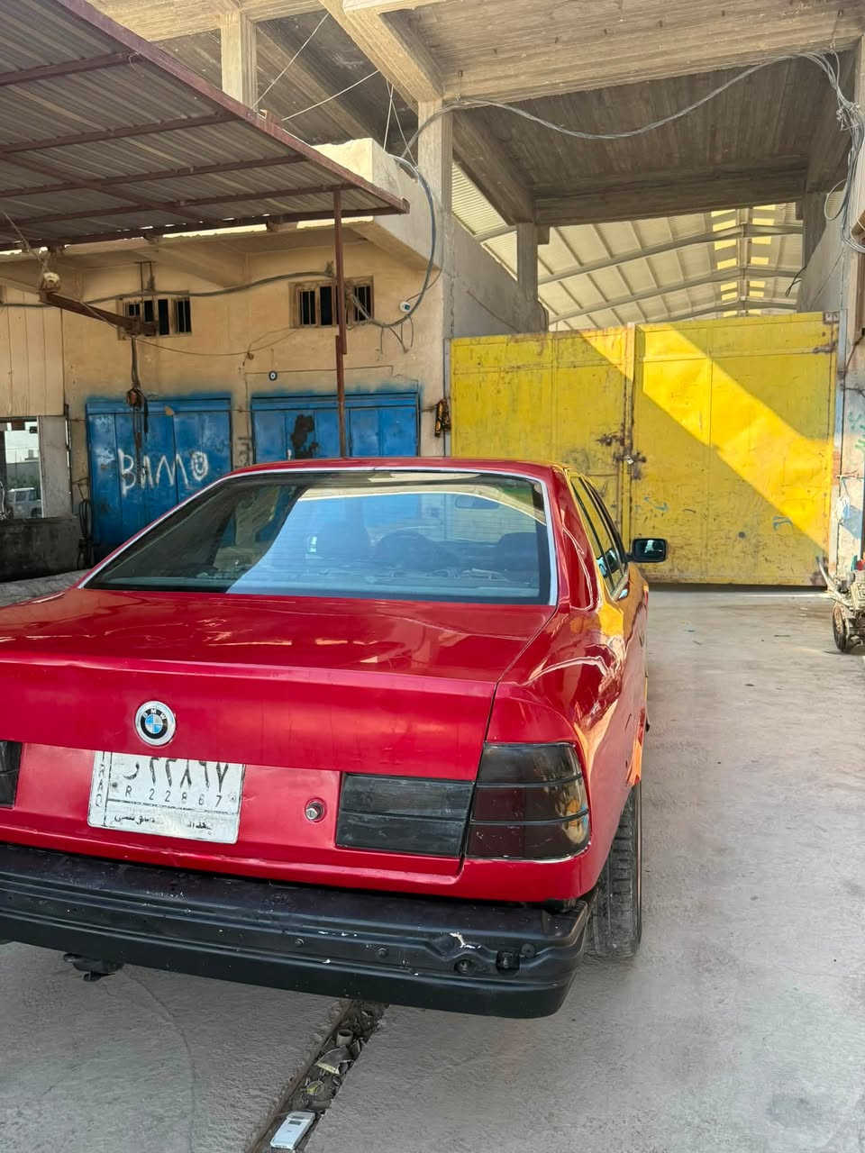 السلام عليكم مرخصة الادم
BMW 520i 
مسكر فانوس
السياره بدون ضربه قويه لا لغود ولا شواصي وبدون خياسات وعضمته حلوه 
بطاين صاج ملكي 
دركه M ايرباك 
مكينه وكير جدد + مسوي ادامه للمكينه
لسياره بيه نواقص بسيطه + رقم بغداد تحويل مباشر 
سعره 44$ وبيه مجال
للتواصل:هـ ***********
