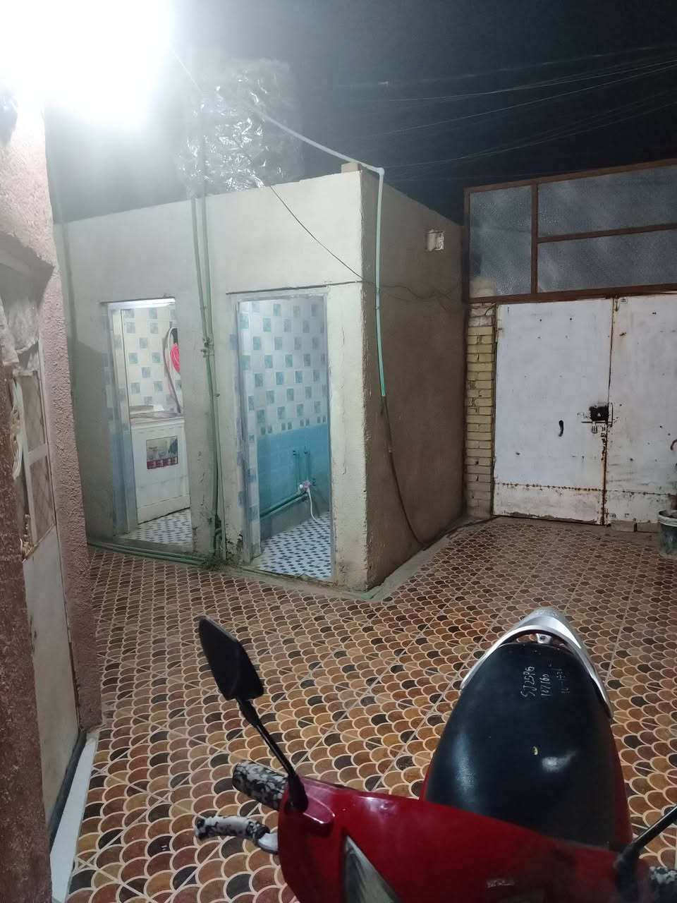 للبيع مساحة 130 غرفة وصالة ومطبخ واستقبال وصحيات ***********
