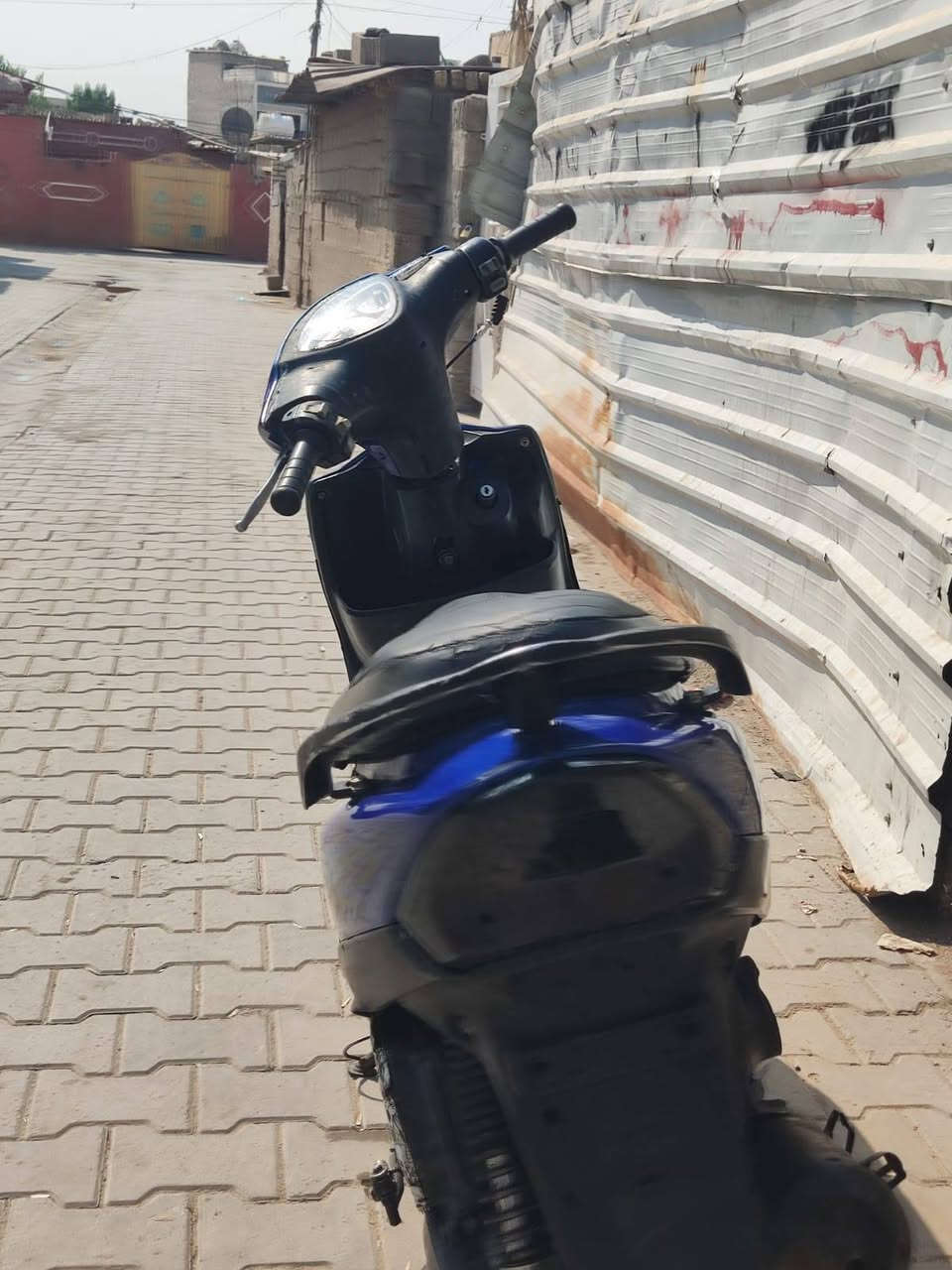 السلام وعليكم
دراجه ماكس حلوه 
يرادلهه اكلج امامي لين شلعه مو حيل قويه 
دراجه كامله كلهه  ب 350 بيهه مجال قليل
مكاني شعب رقمي *********** فقط واساب
