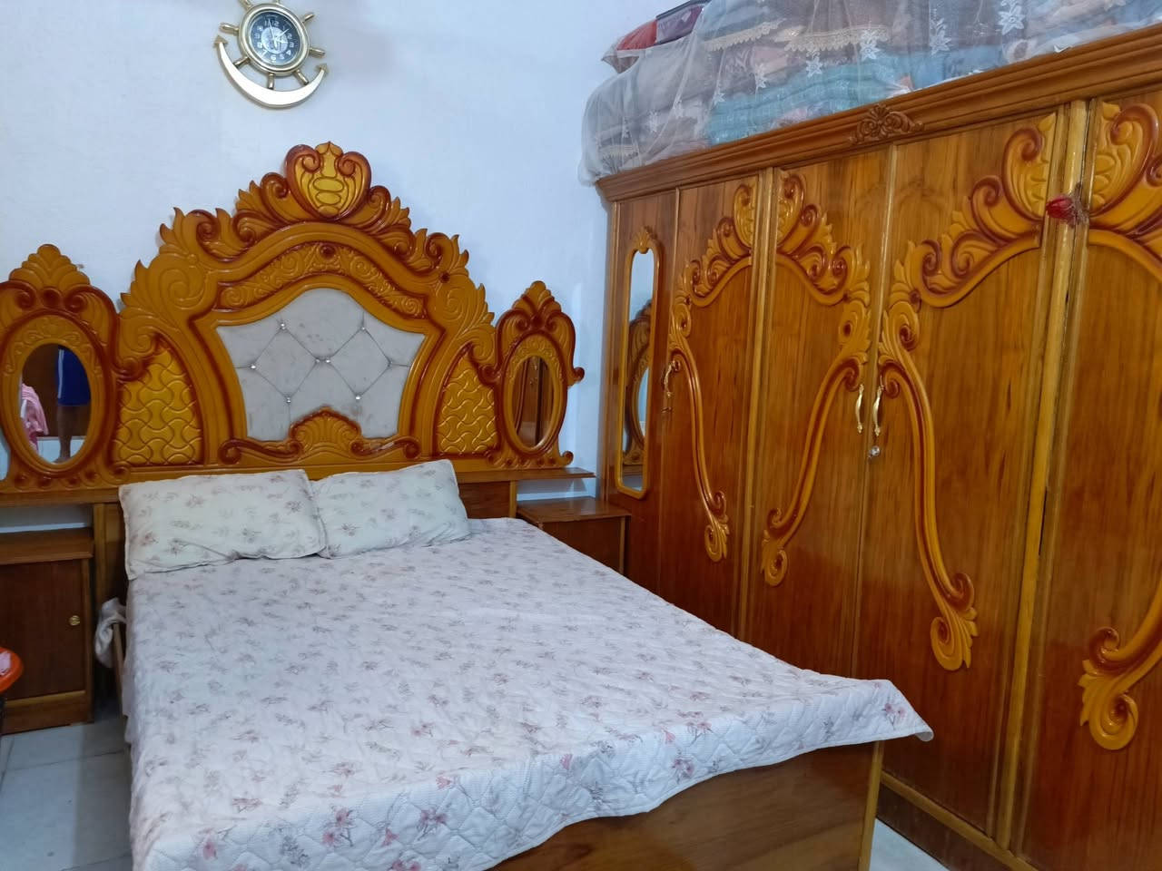 السلام عليكم 
غرفه اخشاب كامله  6بيبان  مثل ماشوفون بالصورة سعرها 650 وبيها مجال 
***********
