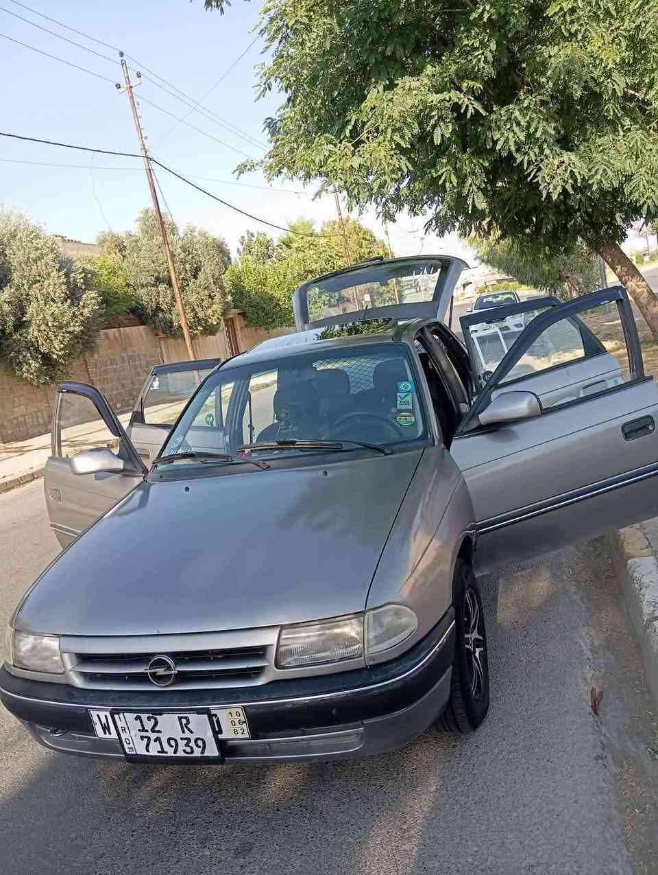 السلامو عليكم 
استره موديل 1993
رقم دولي نينوه وشرط تحويل
السياره حلوه مصبوغه جماليه فقط بدون دواخل
اسعر 45 وبيهاه مجال بصيط
رقم مبايل ***********
