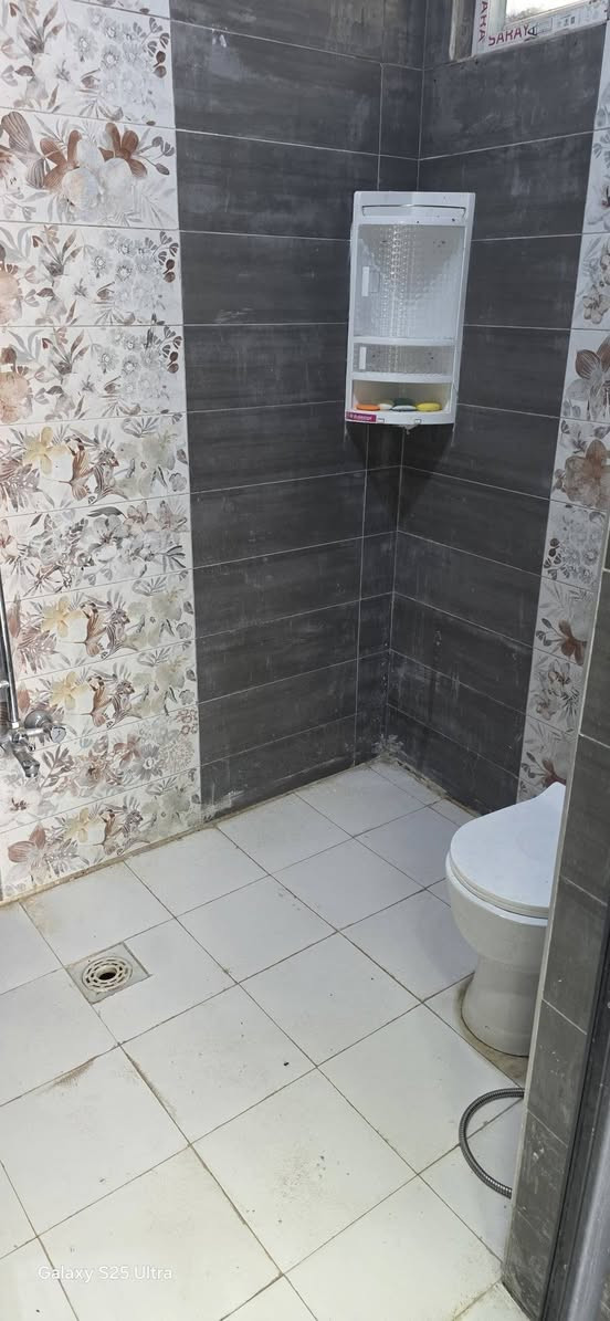 مزرعه للبيع🏡 مساحه 700 متر ببها غرفه وصاله ومطبخ وحمامات داخليه وخارجيه تباع معا الثاث كهرباء ماي  منضومه كامرات جاهزه سند 25 مداور عنوان المزرعه ع طريق الدغارة ديوانيه خلف مطعم 🍴 واثق بلمزارع تبعد عن التبليط 150 متر ***********
