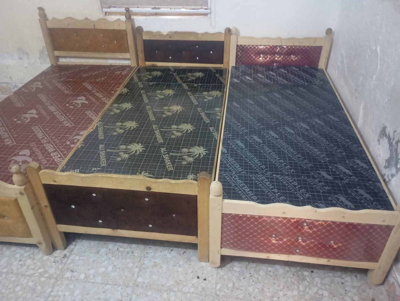 سلام عليكم للبيع جرابي عدد 3 جديد ما مستخدم هواي  ينعباعن كلهن مابيع مفرد المكان كربلاء حي العسكري شارع امن الداخلي رقم ***********
