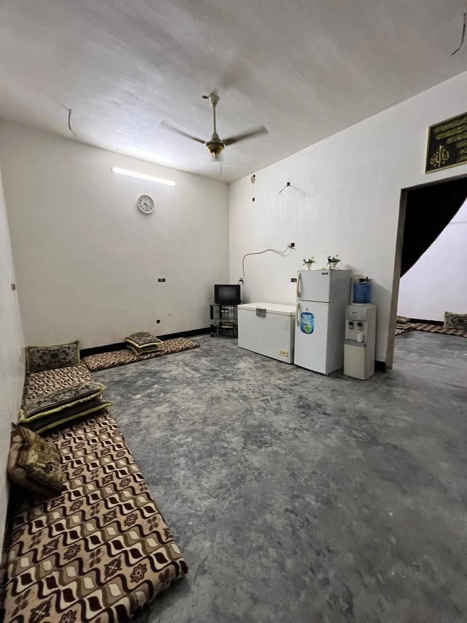 ابيت بلجغيفي الثانيه طابو سند 25 قرب جامع عبد الرزاق الضاهر مساحته 160نقص بي بس المطبخ و الحمام سيرميك سعره 57 و بي مجال حك الجيه اتصال ***********ملاحضه يرهم مراوس بيت بلمختار و يرهم مراوس بسياره و ينطي للفرق

