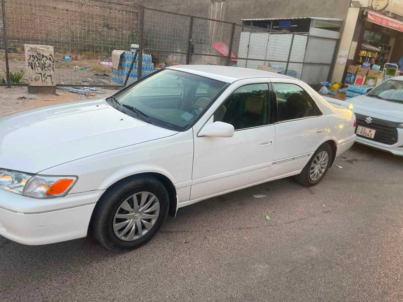 السلام عليكم 
كامري موديل 2000 
4 سلندر 
حادثها جاملغ خلفي فقط ماشيه 320الف 
نظيفه كلش على ايدينه بيها صبغ جاملغ خلفي وخشوم الجاملغ الامامي بدايتهن والباقي مكفول 
رايدها ب 88 ورقه 
مكاني كراده 
***********
