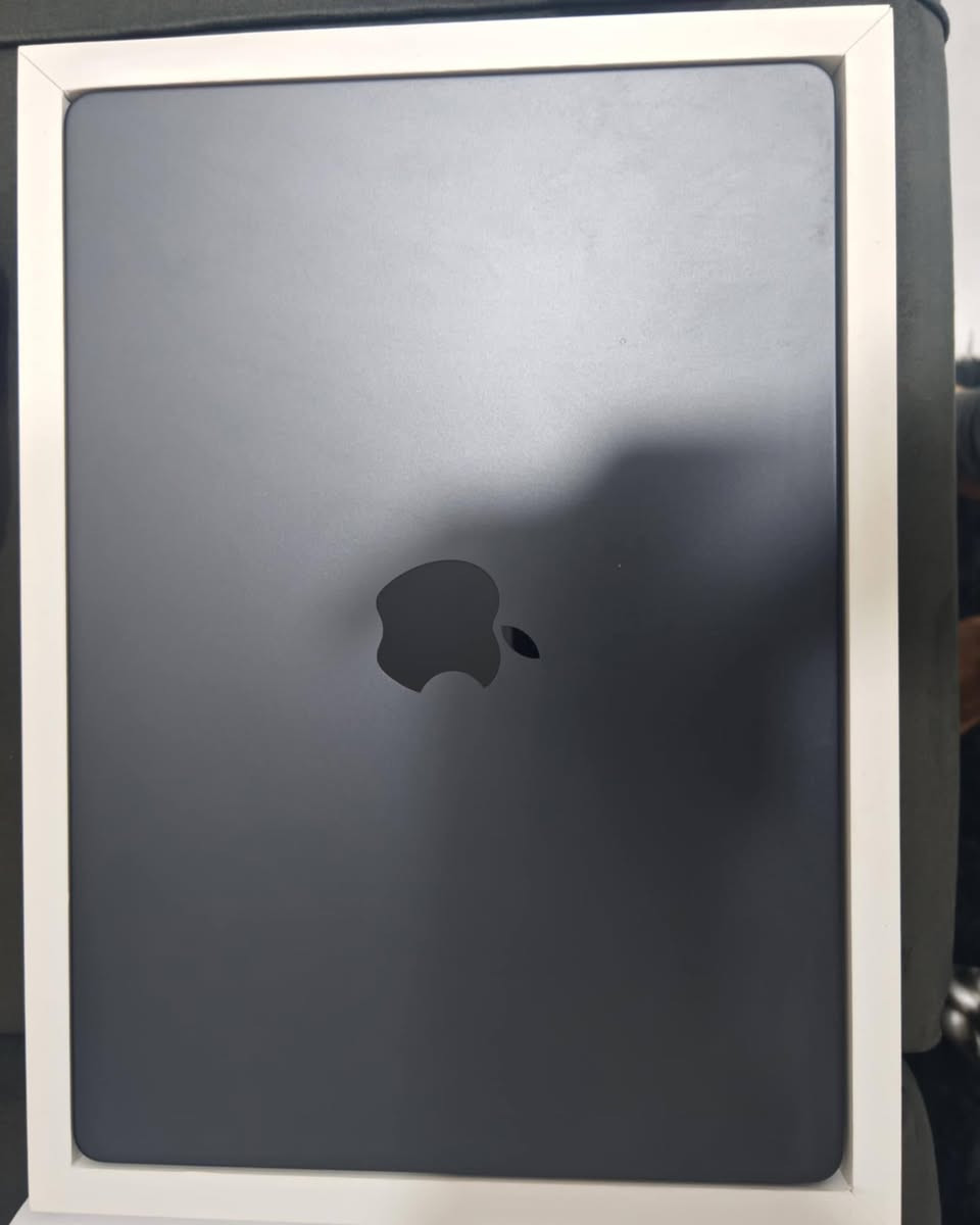 MacBook pro m3 pro (Space Black )
شرق أوسط (كيبورد عربي + انكليزي) 
512 gb hard

18 gb ram

  
الحجم  14 inch 

البطاريه 100% مشحون فقط 16 مره 

الجهاز جديد وكامل تفاصيله بالصور

كل ملحقاته موجوده مع #وصل_الشراء 

للتواصل  خاص او

***********  اتصال 
***********  وتساب
