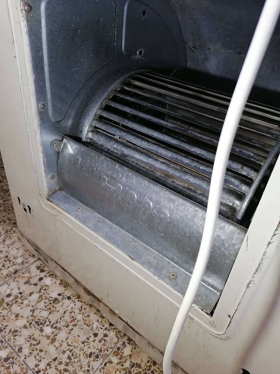 مبردة للبيع نضافة 80 ٪ بيبان بلاستيك جدد شديتهن ماطور سرعتين بس السرعة اولى الة افرهة بيدي بس سرعة ثانية شغالة يعني ابيع سرعة وحدة تشتغل  السعر. ٩٥ الف وبيهة مجال بسيط ومعرف سعر الجدد مكاني بغداد الدورة شارع الميكانيك *********** واتساب
