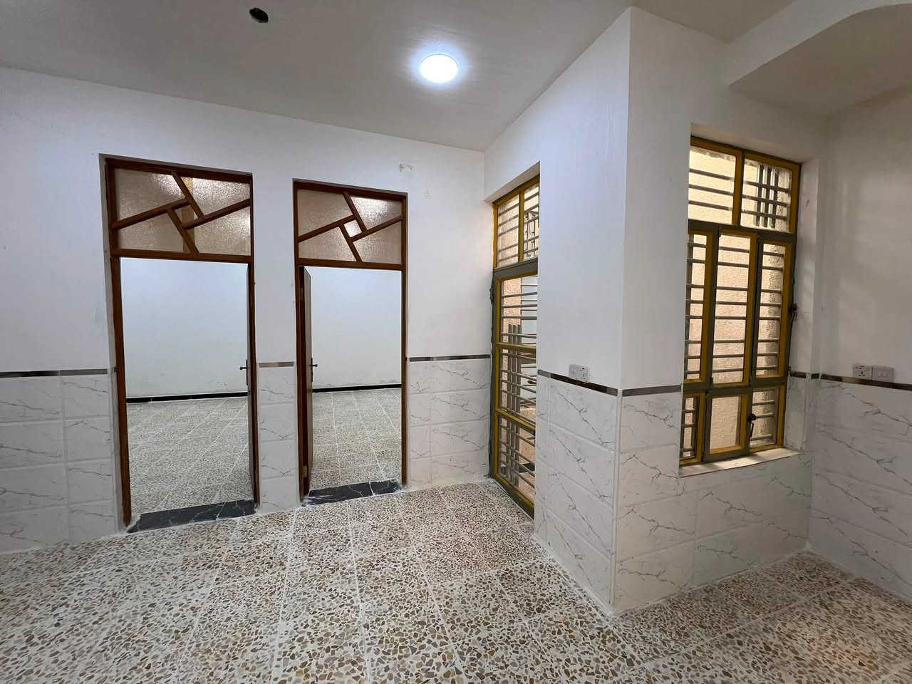 سلام عليكم بيت 150 مترطابق واحد  بنة جديدبغداد الحسينية قرب شارع الحشد في منطقت ال25بضهر منطقت 13سكلات ونافذ عل 40وبضهر شارع 30 سايدين سعر قفل قفل 86 تحويل ثانيوم بي غرفتين نوم وستقبال ومطبخ حار وبارد حمامات 2 تروكة 2 البيت مناقصة شي 
*********** وتساب فقط ‭***********‬تصل
