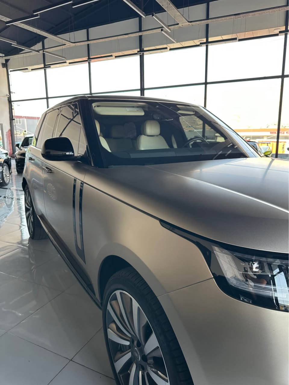 range rover vogue 2023 se P400 
رنج روفر فوك se 2023 فول مواصفات وارد امريكي كلين تايتل بي دعم و صبغ ٢ درگه هـ صبغ ستيره بي مشكيله بي دعم و ج تشته ك كامل ppf كريه ٥٢ هزار مايل ريڤه جوي سياره كامل شرت گير مكينه تحويل هه مي تشت شه رتن سعر: 97,000$ و مجال 
رقم: *********** دهوك, العراق
