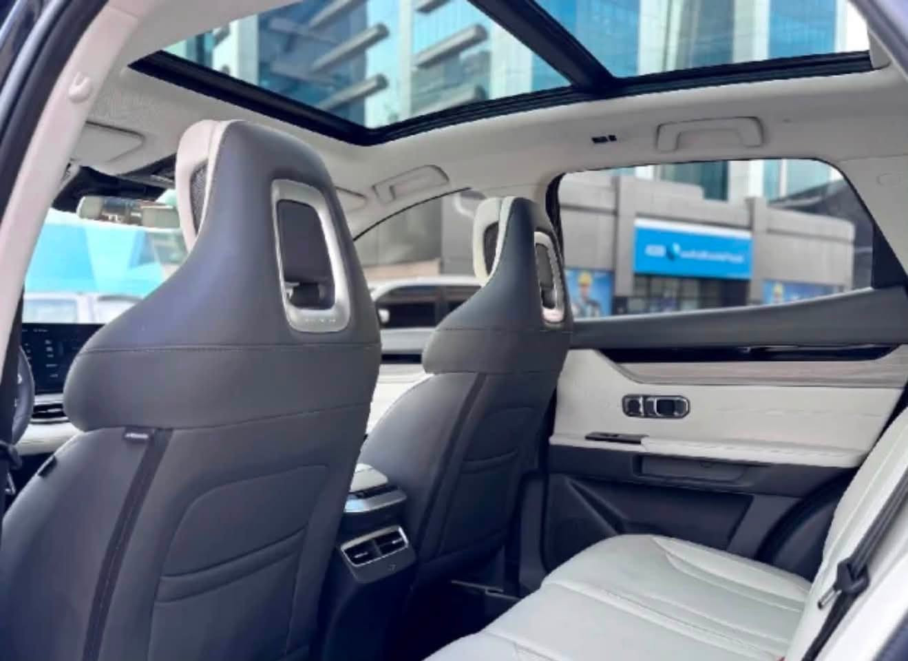 🚗 جيتور داشنك لكجري (Jetour Dashing Luxury) 2026 سمنتي (للبيع )
سيارة جيتور داشنك فئة لكجري (أعلى مواصفات)، باللون سمنت  المميز، ماشية ٢٥٠٠ ألف كيلومتر فقط. السيارة بشرط الفحص ومكفولة بالكامل من الناحية الميكانيكية والكهربائية (كير، محرك، كهربائيات)، بدون أي نقص أو عطل وجاهزة للاستخدام فوراً.
أبرز المواصفات:
 * محرك توربو قوي واقتصادي مع ناقل حركة أوتوماتيكي سلس.
 * سقف بانوراما عريض.
 * كاميرات رؤية محيطية 360 درجة مع حساسات ركن.
 * شاشة عرض مركزية عملاقة تعمل باللمس مع لوحة عدادات رقمية.
 * مقاعد جلد فاخرة بتحكم كهربائي.
 * مقابض أبواب مخفية تفتح تلقائياً وإضاءة LED بالكامل.
 * نظام دخول وتشغيل ذكي (بصمة).
 * إضاءة داخلية محيطية (Ambient Light).
 * أنظمة أمان وتوازن حديثة مع تثبيت سرعة وأنظمة قيادة متعددة.
💰 السعر: ,500,000 31 دينار عراقيي .بيها مجال للشراي
📍الموقع بغداد  تحويل ثاني يوم
📞 للتواصل والاستفسار: ***********
