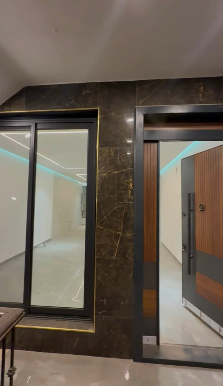 بـ 750 بس شقة للايجار 📍 المنصور قرب الجوازات
طابق ثاني زيرو ديلوكس غير مسكونة
صالة ومطبخ امريكي وغرفة نوم وحمام 
مساحة امامية واطلالة جميلة
للاستفسار ***********
