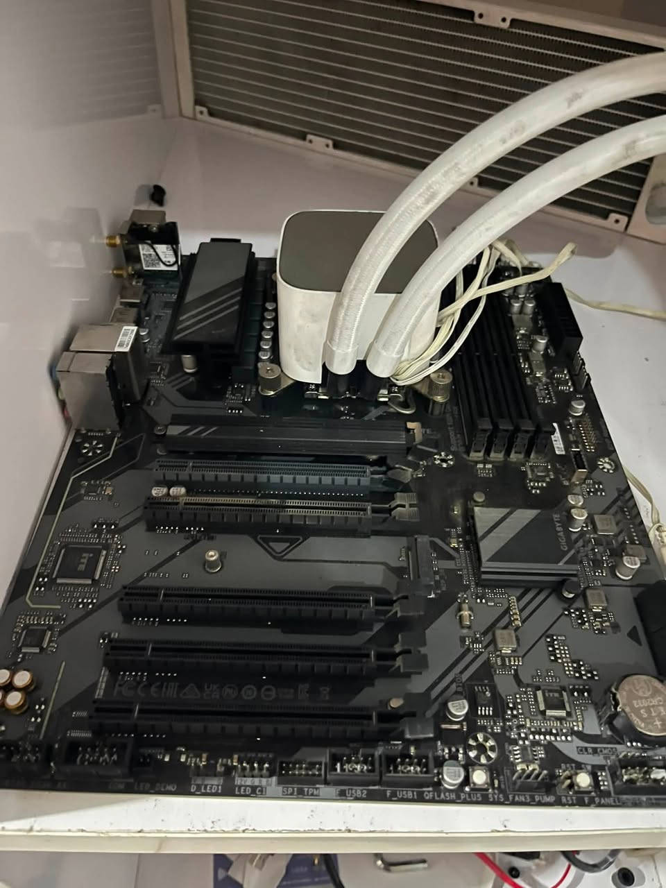 معالج i7-١٢٧٠٠ • رام ٣٢ DDR5 • كرت شاشة RX7700XT