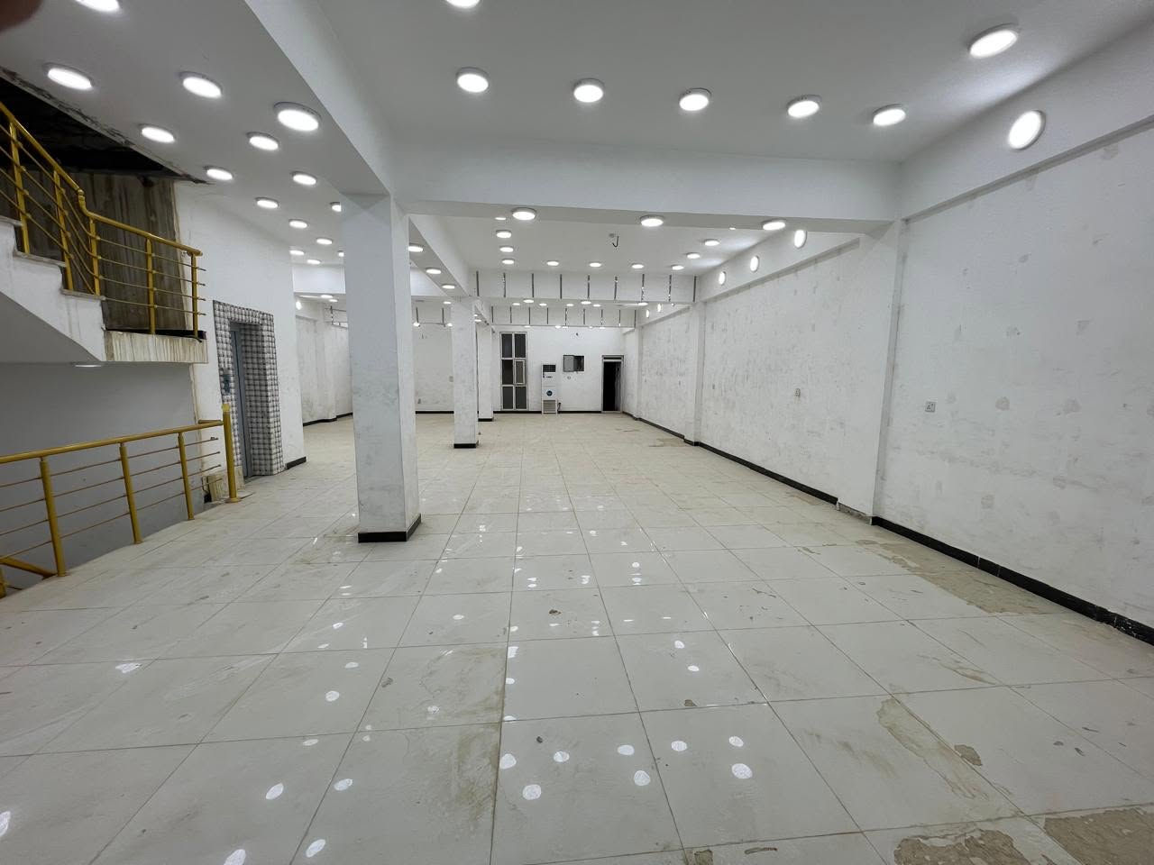 🏢 عمارة تجارية للبيع – النجف الأشرف

📍 الموقع: النجف الأشرف – حي الجزيرة، مقابل حي الوفاء، قرب جامع أم البنين (ع)

📐 مساحة الأرض: 200 م²
🏢 عدد الطوابق: 4 طوابق
🏠 نظام البناء:  قاعات
🏗️ سنة البناء: 2021

✨ المميزات والتجهيزات:
• 10 سبالت كنتورية سعة 3 طن
• منظومة متكاملة للدفاع المدني
• سلم طوارئ
• مصعد
• طابو صرف
• تقع على 4 شوارع
• موقع تجاري مميز

💰 الاستثمار الحالي:
العمارة مؤجرة حاليًا بعائد سنوي قدره 32 مليون دينار عراقي، مع قابلية الزيادة مستقبلًا.

🔥 فرصة استثمارية مميزة في موقع تجاري وحيوي بالنجف الأشرف.

📞 للاستفسار والتفاصيل:
***********

#عمارة_للبيع #عقارات_النجف #النجف_الأشرف #عقار_تجاري #استثمار_عقاري #بنايات_للبيع
