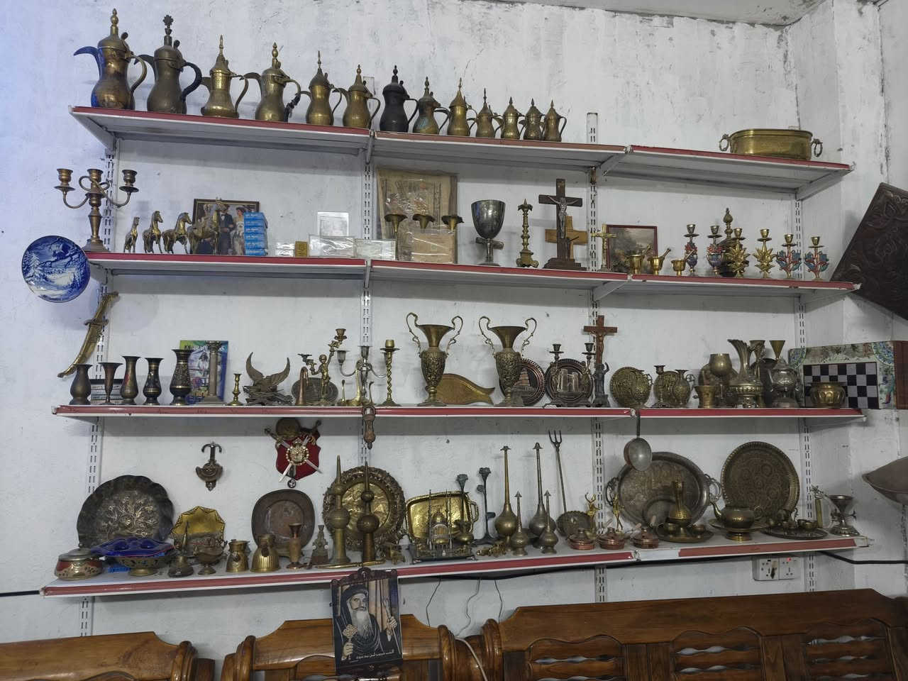 سلام عليكم ورحمة الله مجموعة انتيك وهاونات ودلات ومسجلات وفرفوري رويل ولوحات وعمل ورقيه ومعدنيه وفضه وتلفزيون قيثاره وزنهم فوق ال ٢٥٠ كيلو للبيع شلع  مكاني بغداد المعامل ***********  وسعرهم ٦ مليون  وبيهم مجال
