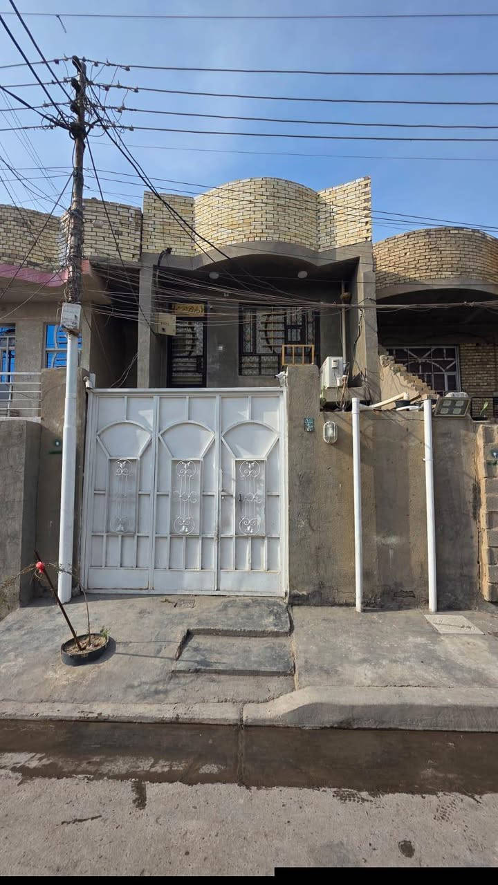 بيت للبيع
جنس الارض زراعي 25 
المساحه 100 متر.   : 3 غرف 
العنوان /بغداد _حي النصر. قرب شركة شاكر للدشداشه. 
الطابق الارضي. كراج.تواليت خارجي . استقبال. صاله. مطبخ حار وبارد. حمام. غرفه. 
الطابق الثاني. غرفتين. صاله. حمام 
+خطين ماء +خطين كهرباء 
البيت كامــــــــــل من كلشي مبي نقص
السعر 90 وبي مجال ان شاء الله. 
***********
