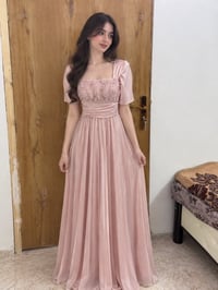 الفستان جديد ملبوس مره وحده  يلبس قياس XL سعره50 للتواصل 07708878029