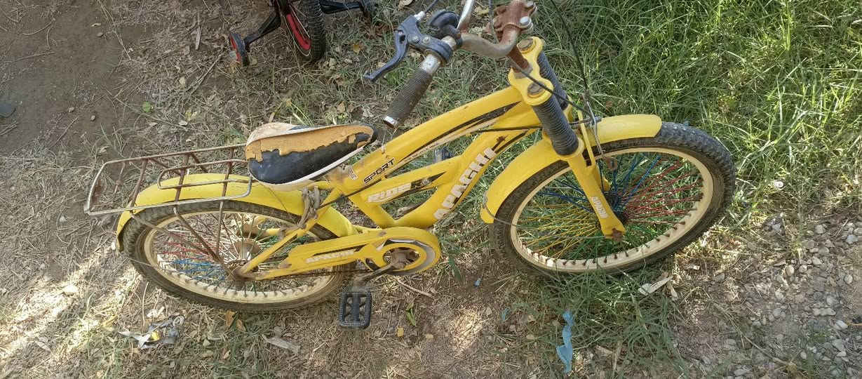 باسكلات للبيع مستخدمات اثنينهن ٤٠ مكان طريق السنية ***********
