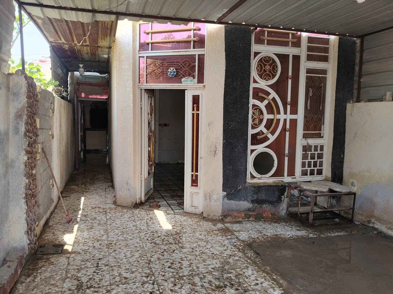بسم الله الرحمن الرحيم 
بيت للبيع 100 متر ركن بناء طابوك سكف صب كونكريت
غرفة نوم +مطبخ+هول+استقبال+حمام+طرمة+صحيات 
الموقع حي الحكيم نزلة نزار قريب من الشارع العام مرقم ومسجل بالبلدية سند25 
السعر 29 مليون وبي مجال بسيط
للاستفسار اتصل
*********** ابو شهاب 
*********** ابو شهاب
