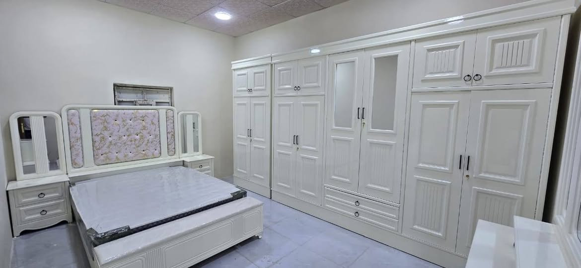 معمل البصرة 
غرفه ٦ ابواب طابقين ملحق
 قياسات استندر الكنتور الطول ٣٥٠ ارتفاع ٢٥٥ 
الزاويه الطول ١٢٠ اىتفاع ٢٥٥
الجوربايه ١٨٠×٢٠٠
مع كومدي قيافه
مع مندر  اسفنج ديباج درجه اولى الداخل صاج ٥ ملم الخارج mdfنقش cncالصبغ حسب طلب الزبون ابيض او اوف وايت السعر شامل النقل والشد
الحجز واتس اب ***********
