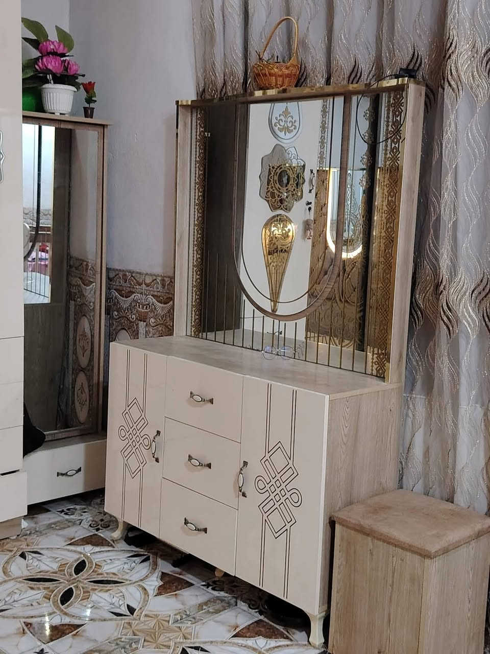غرفه نوم تركي 10 قطع عاليه..
خشب درجه اولئ 
حيل نضيف بعدها جديده
سعرها مليون وربع
مكانها موصل ايسر تفاصيل اتصال

***********

