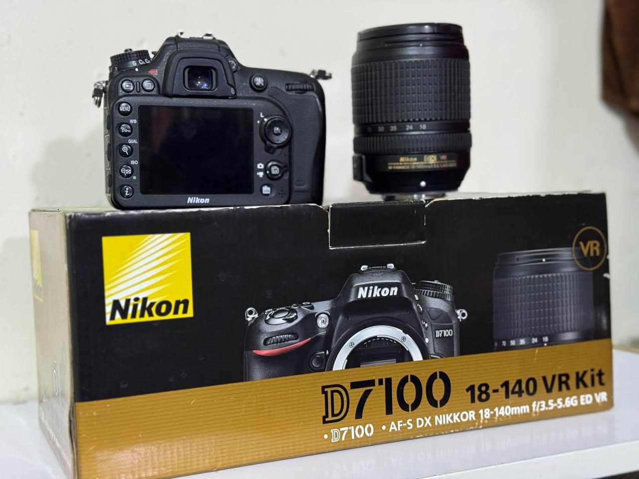 كامره نيكون d7100
عدسه 140/18 الاصليه 
كارتونه الاصليه
شاحنه
بطاريا 
رام 
حزام
جنطه 
لشتر اقل من ٥ k
السعر مناسب
***********
