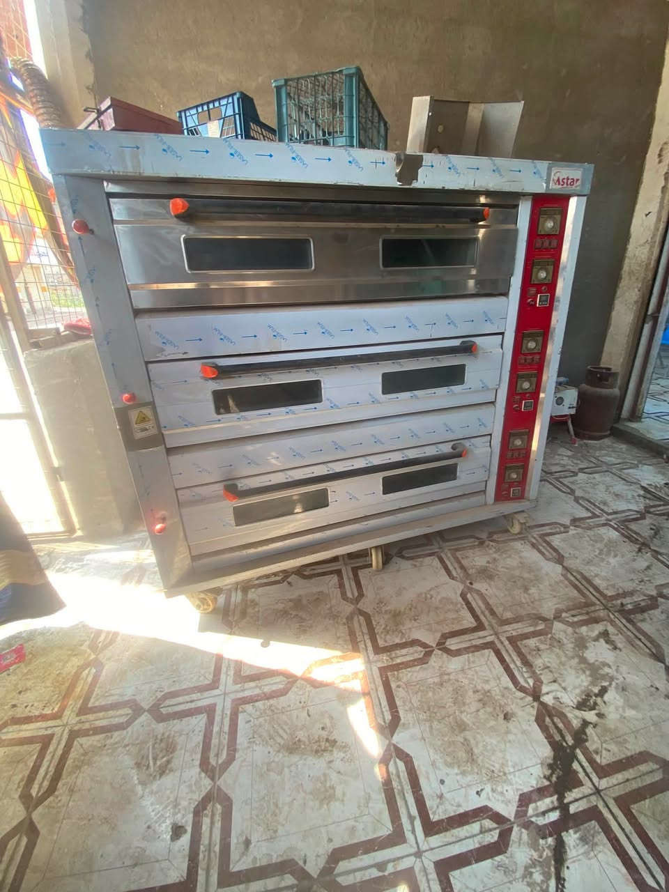 فرن جديد ستعمال اقل ال ٢٠ مرة ٣ طوابق ASTAR وعربانة صواني ثنين و٤٠ طاولي مكاني بصره تنومة سعرهن 24 ورقة 
***********
