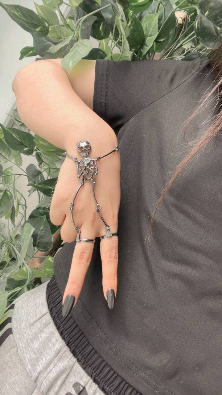 ✨ شباحية معصم الهيكل العظمي 🦴💀 ✨🖤

إذا تحبين الستايل المختلف والقطع اللي تلفت النظر من أول نظرة 😍🔥 هذا المعصم إلكِ!

💀 تصميم هيكل عظمي مميز وفخم
🖤 متوفر باللون الأسود
🤍 ومتـوفر باللون الفضي
👩🏻‍🦰 مناسب للبنات
👨🏻 ومناسب للولد
💧 مقاوم للمي حتى تلبسينه براحتج
✨ الطلاء ثابت ويحافظ على شكله ولمعته
🔥 تصميمه غير اعتيادي ويكمل اللوك بطريقة كلش حلوة
🖤 ينفع للّبس اليومي وللطلعات والمناسبات
😍 قطعة تخلي إيدج مميزة وتضيف لمسة جريئة للستايل

مو مجرد إكسسوار… قطعة بيها شخصية وهيبة 😎💀

سعر القطعة 11 الف
🚘يوجد خدمة توصيل لجميع محافظات العراق ٤ الاف🚘