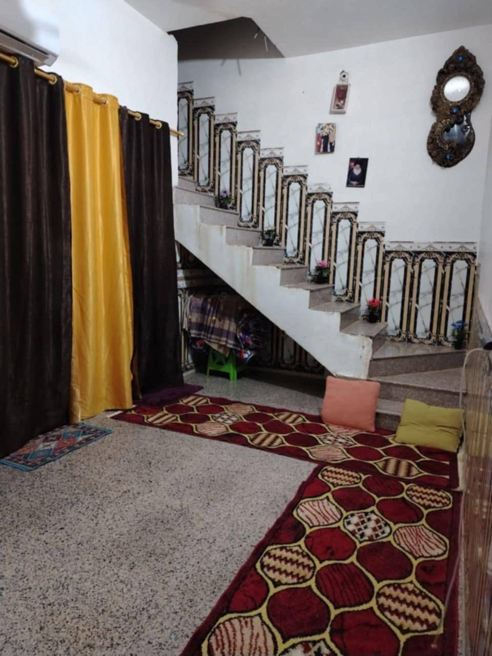 السلام عليكم بيت للبيع مساحه 100متر  غرفه وصاله وديوانيه وحمام داخلي ومنور ومطبخ كامل من كلشي ماي كهرباء مجاري  السعر 60وبي مجال العنوان بخنيطله
