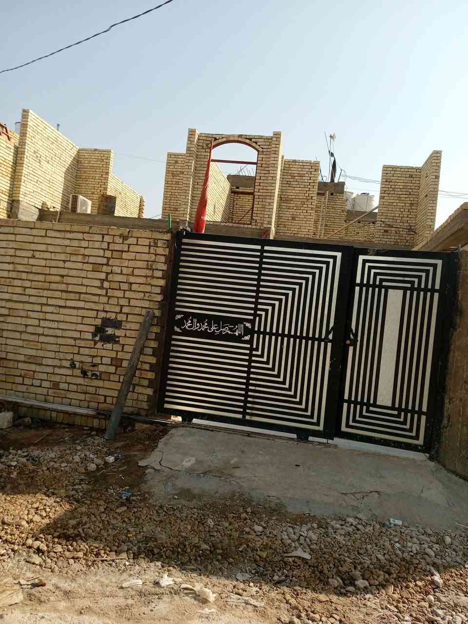دار للبيع حي الحوراء قرب الحسينيه مساحه 360م طابو زراعي يتكون من طابقين الاول غرفتين وصاله واستقبال ومطبخ حار وبارد مع مجموعتين صحيات ومنور مع حديقه وكراج ركن عرض الشارع 7م للاستفسار ***********
