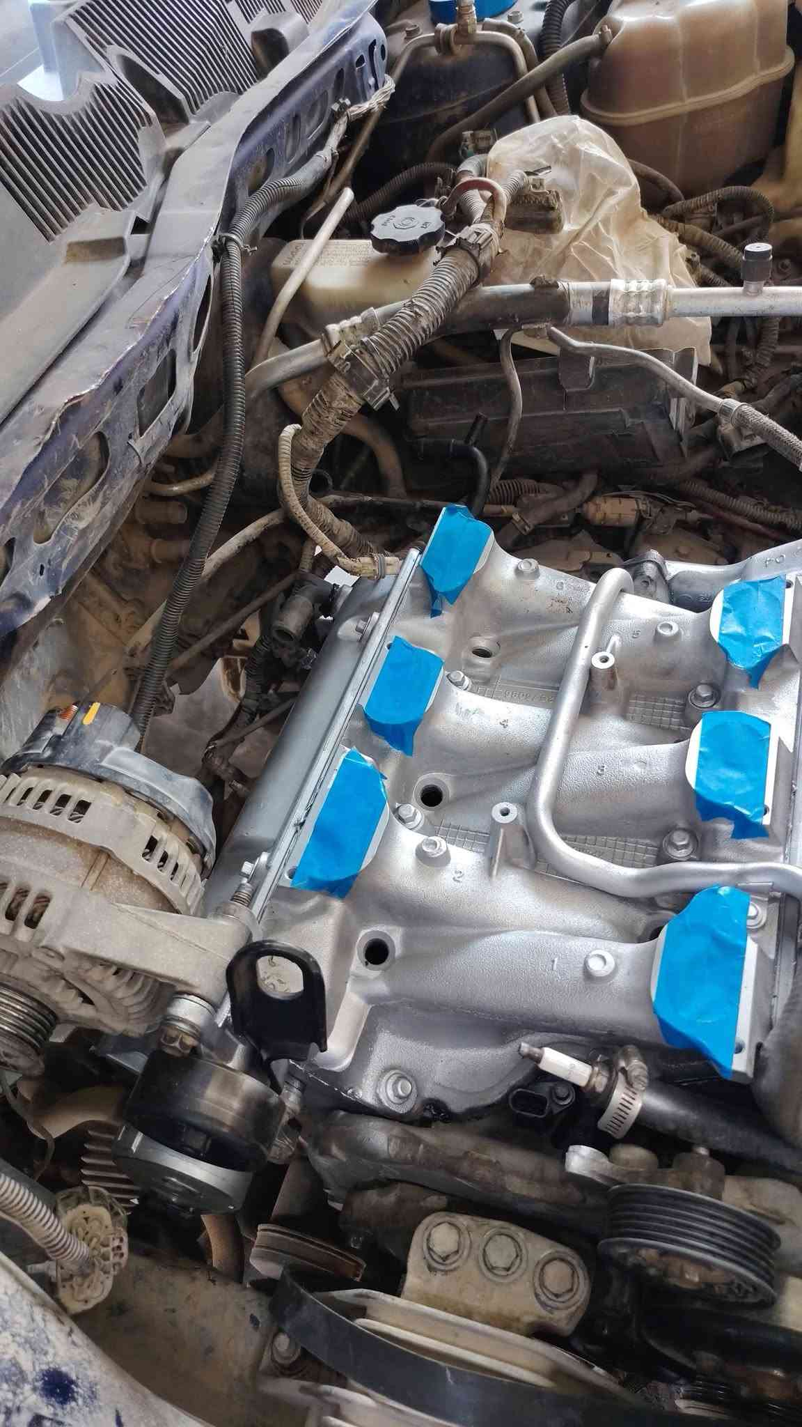 🔧🔥 تجفيت كامل لمحرك شفروليه إكونوكس 3400 GM 🔥🔧
موديلات 2007 – 2009

تم إنجاز تجفيت المحرك بالكامل داخل ورشة أنور سوزوكي وإكونوكس وعلى مراحل دقيقة:

🔹 تفكيك المحرك وفحص السلندر والكورات وعمود الكرنك.
🔹 غسل جميع أجزاء المحرك بالبخار المضغوط وإزالة الدهون والترسبات.
🔹 سنفرة وتنعيم وجه السلندر والتأكد من استقامته.
🔹 تجهيز الكورات: قص كرايم، تبديل البلاستك وتنظيف مجاري الزيت.
🔹 تبديل تخم رنكات STD وتخم بيرن بكن STD.
🔹 تبديل جبنة البكن ورأس عمود الكرنك.
🔹 تركيب تخم كازكيت أسبست سماكة 2 ملم.
🔹 تبديل واشرات الدكشن البارد والحار والهلالات الجانبية.
🔹 تبديل واشر التايمن كيس، كيس المحرك، قبق الولفات، كوع فلتر الدهن وبيت ولف الحماوة.
🔹 فحص وتنظيف منظومة التزييت والتبريد بالكامل.
🔹 صبغ السلندر والأنابيب الحديدية بصبغ حراري للحماية من الصدأ.
🔹 تجميع المحرك حسب القياسات والشدّات الصحيحة.
🔹 إضافة الدهن وسائل التبريد، ثم إجراء التشغيل الأول والفحص النهائي.

✅ تشغيل هادئ وصوت محرك صافي
✅ ضغط دهن وحرارة ضمن المستوى الطبيعي
✅ فحص التسريبات وقراءة بيانات المحرك بالجهاز
✅ شغل مرتب واهتمام بأدق التفاصيل

📍 ورشة أنور سوزوكي وإكونوكس
كربلاء – المنطقة الصناعية

🛠️ خبرة متخصصة بمحركات شفروليه إكونوكس 3400 ومحركات سوزوكي XL7 3600
