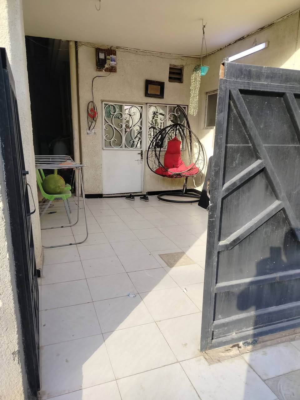 سلام عليكم
بيت للبيع طابو صرف مساحه 110 متر
يحتوي على مطبخ وصاله واستقبال ومجمع صحيات
مع غرفتين طابق ثاني وحده سويت 
موقعه ابي غرق/ حي الحسين / فرع المخبز بظهر شارع كربلاء حله 
يبعد 50 متر عن محطه وقود اليسار
للاستفسار الاتصال
***********
***********
