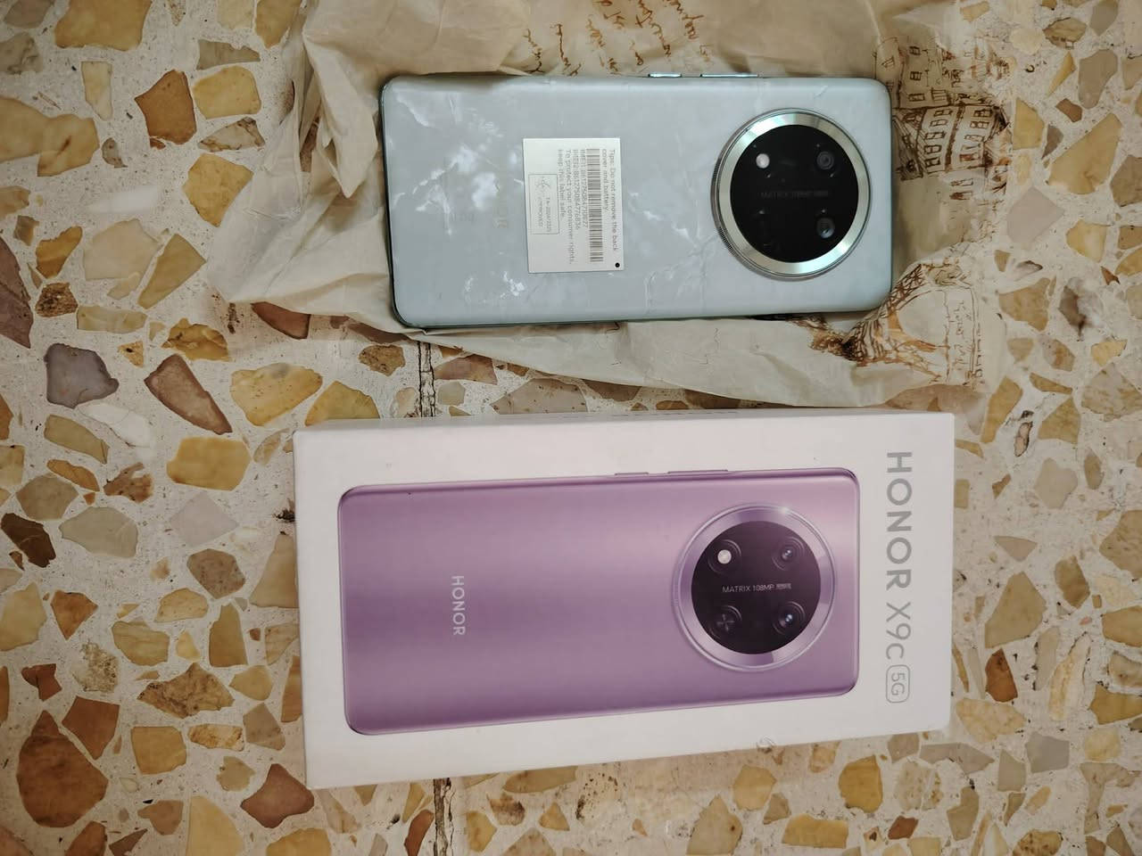 السلام عليكم هونر x9C 5G للبيع فقط بي نقطه بال شاشه وما مآثره عليه تلمس طبيعي هوه وكارتونته وشاحنته لزكه اصليه وحافضه اصليه رام 12+12=24 ذاكره ٢٥٦ بصمه شاشه وجه مكفول من زلغ فقط هاي النقطه وتلمس طبيعي صارله عندي ٥ أشهر والنقطه نفسها سماعه فوك وجوه موبايل راقي سعره ٢٩٠ العنوان بغداد الرشاد شارع القاعده رقم الهاتف *********** لا يوجد توصيل
