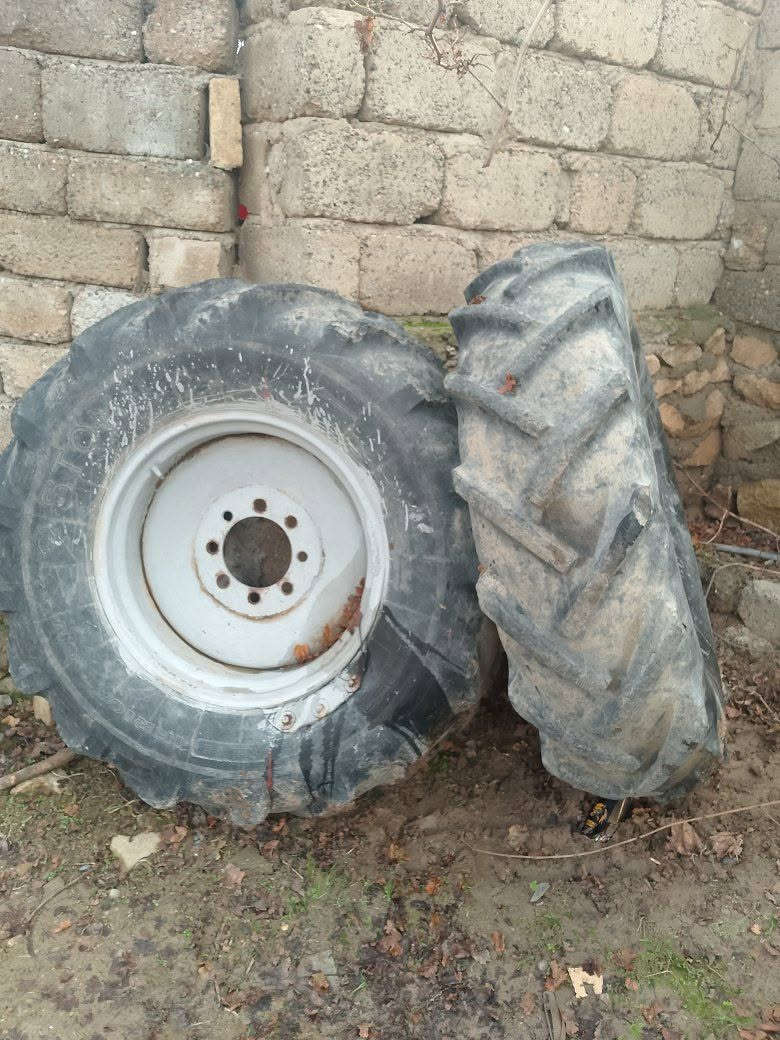 سلام عليكم تايرات مرشه للبيع 24على14جاهزات عل شد نضاف سعر300 قفل عنوان جنوب الموصل رقم موبايل ***********
