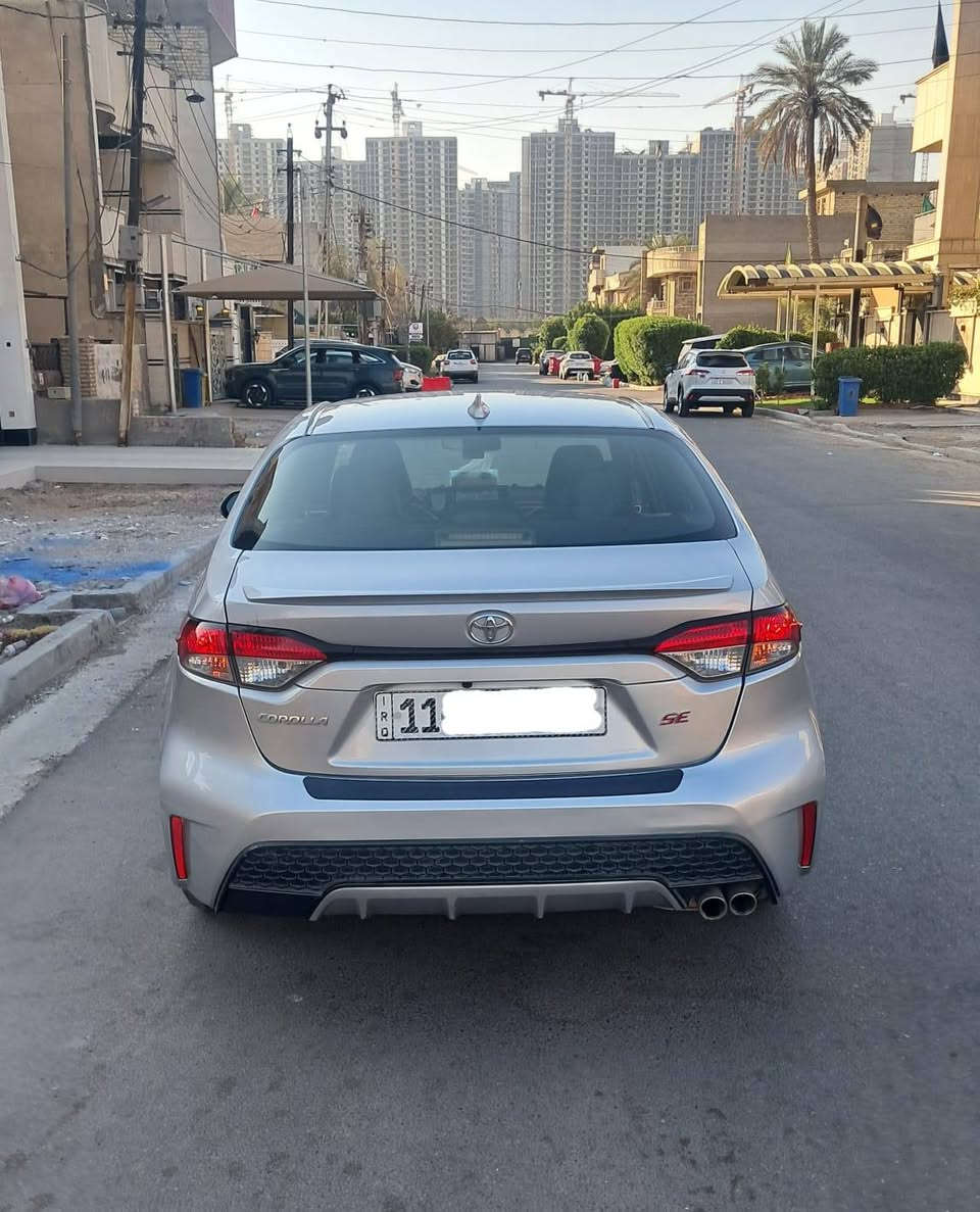 تويوتا كورولا 2020 فئة SE 🚗🔥
(وارد أمريكي - محرك 2000cc) ..
للبيع السعر المطلوب: (135 ورقة) وقابل للتفاوض البسيط للشراي الجاد..
ماشية : 97000Mi
♦️صور الحادث مرفقة في المنشور..
🔸️أيرباك سليم..
 صنع اليابان 🇯🇵
المواصفات:الفئة والمحرك: SE الرياضية، محرك 2.0L قوي جداً واقتصادي، كير ومحرك بشرط الفحص..
اللون: سلفر (رصاصي) نظيف جداً بحالة ممتازة..
حجم الويل: حجم 15 (مريح جداً ونعومة تامة بالطسة ومناسب جداً لشوارعنا)..
أنظمة الأمان والرادارات الذكية (Toyota Safety Sense 2.0):رادار أمامي ذكي مانع اصطدام (بريك ذاتي عند الطوارئ مع كشف المشاة)..
مثبت سرعة تفاعلي راداري (يخفف ويزيد السرعة تلقائياً حسب حركة السير)..
رادار انحراف ومغادرة المسار (تنبيه مع توجيه المقود تلقائياً لإعادة السيارة لمسارها)نظام الحفاظ على مركز وحجم المسار بالطريق السريع..
وضعيات القيادة (Drive Modes): ثلاث وضعيات (SPORT للأداء الرياضي والتسارع القوي / ECO لتوفير الوقود بالازدحامات / Normal للقيادة اليومية)..
الاضافات والمواصفات الداخلية: شاشة لمس أصلية كبيرة تدعم Apple CarPlay..
كاميرا خلفية واضحة جداً، تحكم ستيرن كامل، بلوتوث، وتبريد ثلج مكفول، نظام إنارة LED ذكي..

📍مكان التواجد: بغداد _ الطوبجي
للتواصل والاستفسار فقط هاتف : 
***********
