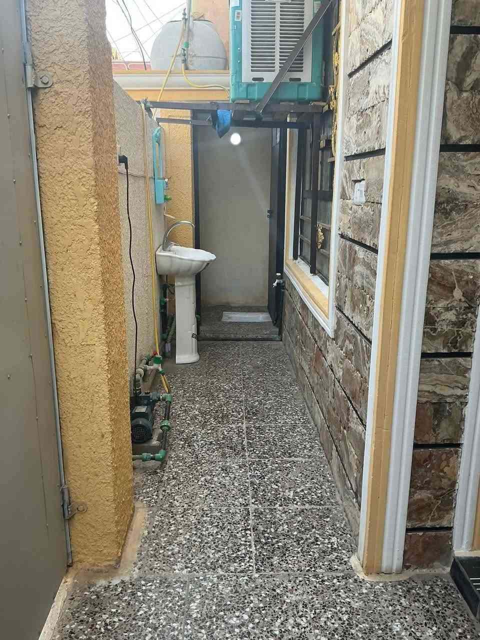 🏡 بيت للبيع – الحسينية طابو صرف / الراشدية (خدمات مسقط)
📍 الموقع: قرب أبو إيهاب – شارع الوكيل.

📐 المساحة: 70 متر مربع.

مواصفات البيت:

استقبال بمساحة 5 × 4 م.

غرفة نوم بمساحة 4 × 3 م.

مطبخ بمساحة جيدة.

منور يوفر تهوية وإضاءة طبيعية.

حمام داخلي وحمام خارجي.

البيت مسلح، والسطح شتايكر.

الخدمات:

كهرباء، ماء، ومجاري متوفرة وبحالة ممتازة.

جميع الأبواب الداخلية والخارجية جديدة.

واير سحب واصل إلى البيت.

خدمة الإنترنت متوفرة بشكل كامل.

✅ البيت جاهز للسكن، نظيف، وموقعه مميز وقريب من جميع الخدمات.
السعر 47 وبي مجال 

📲 للتواصل والاستفسار فقط عبر واتساب:فقط ***********
