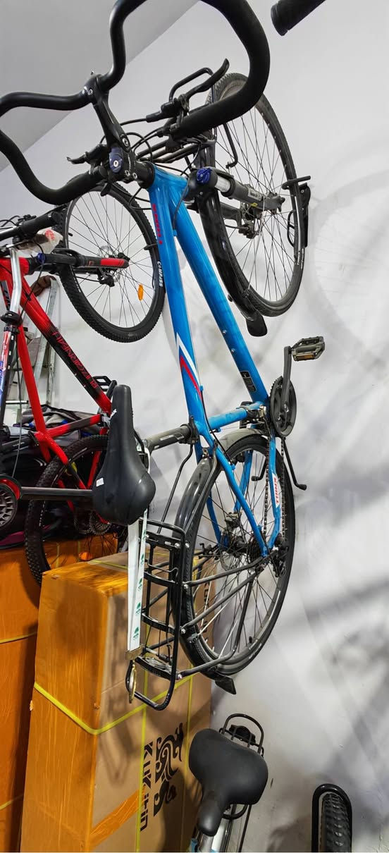 السلام عليكم 
🚴‍♂️ دراجة TRINX مجهزة بالكامل (حالة ممتازة)

​📌 المواصفات الأساسية:

​الماركة: TRINX (ترينكس) original

​اللون: أزرق مميز

​نوع المقود (الستيرن): مقود فراشة (Butterfly Handlebar) مخصص للمسافات الطويلة والرحلات لراحة اليدين والظهر

​نظام التغيير (الشفترات): شيمانو (Shimano) أصلي لتغيير السرعات بسلاسة

​نظام المكابح:  (Shimano) دهن فرامل ديسك (Disc Brakes) استجابة وقوة عالية

​المساعدات (الجامبينات): ماص صدمات أمامي مع قفل (Lockout) لراحة أكبر أثناء القيادة

​🎒 الإضافات والإكسسوارات المرفقة:

​رفوف أمتعة: رف أمامي وخلفي ثقيل لحمل الحقائب والأغراض

​واقيات طين (جاملغات): أمامي وخلفي حماية من الماء والأنفاق

!!!! و استعمال قلييل اقل من 10 طلعات و بوكته اشتريته جديد كلفني 475 الف
و سبب البيع عدم التفرغ 

​💰 السعر :

​السعر المطلوب: 390,000 دينار عراقي (390 ألف) (قابل للتفاوض البسيط للجادين)
 
للتواصل و الاستفسار ***********
