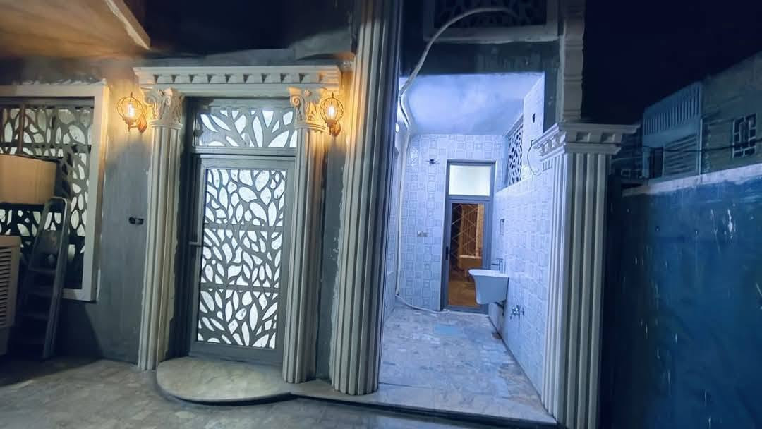 للبيع أو مراوس(حسب قناعت المكان)
طابو صرف 
السلام عليكم بيت للبيع في منطقة البلديات الصحفين المساحة ٢٠٠ متر الواجهة ١٠ والنزال ٢٠ يحتوي الطابق الأول كراج يسع سيارة حمام مشترك شرقي وغربي استقبال كبيرة +مطبخ بارد ومطبخ حار وصالة كبيرة حمام داخلي مشترك غربي  غرفة نوم واحدة الطابق الثاني يحتوي ٤ غرف نوم وحمام مشترك شرقي للتوضيح 
لتوضيح البيت مرمم حديث الرقم الهاتف ***********
