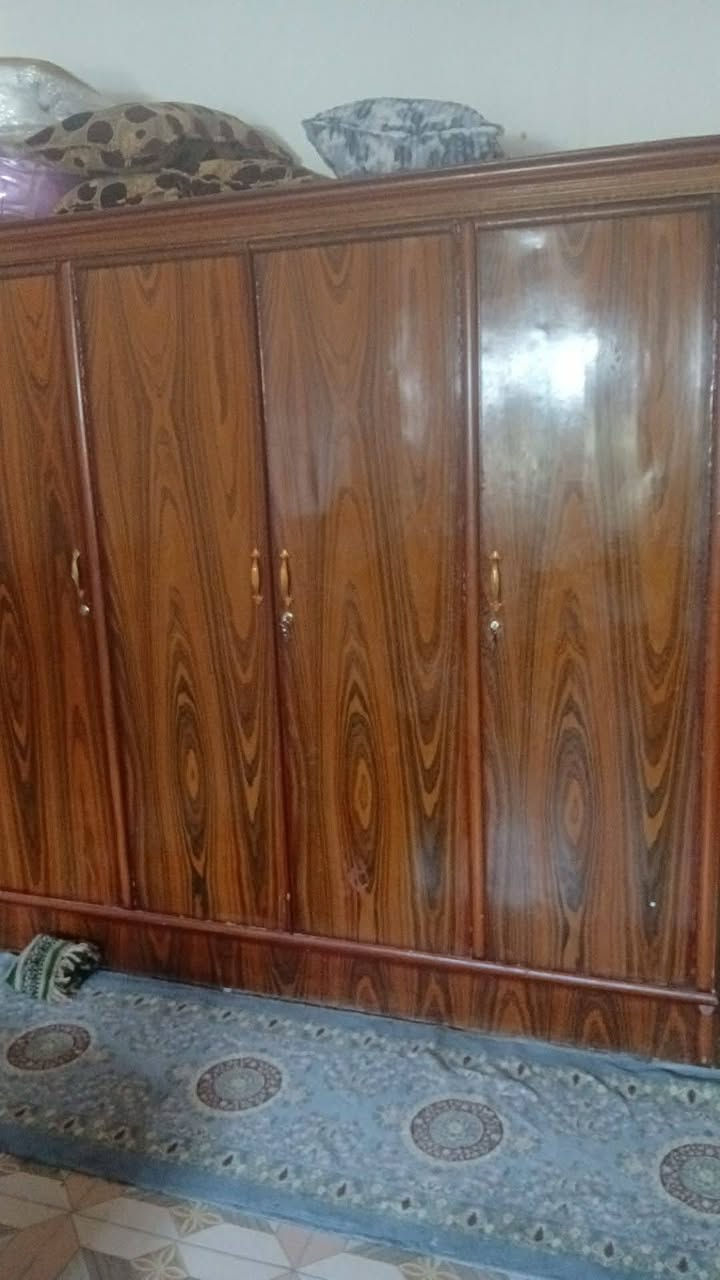 للبيع 
٤ ابواب خشب عراقي سعر ٣٠٠
كاونتر سنك كامله سعر ٣٥٠
كونفيره سعر ١٥٠ 
براد شغال سعر ٦٠
صوبه غازيه وتشتغل كهرباء جديد سعر ٧٥
مليون ٣٠٠
وبيه مجال ع خاص
مكان رمادي 
*********** للاستفسار
