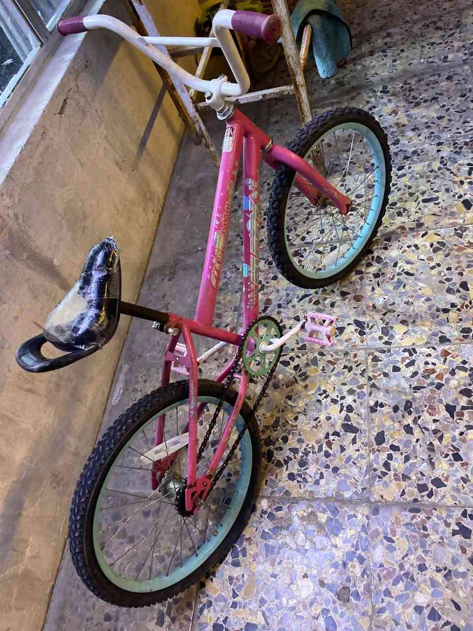 السلام عليكم بايسكل BMX لون وردي امريكي اخو الجديد استعماله قليل السعر 80 وبيه مجال المكان الغزالية للتواصل ***********
