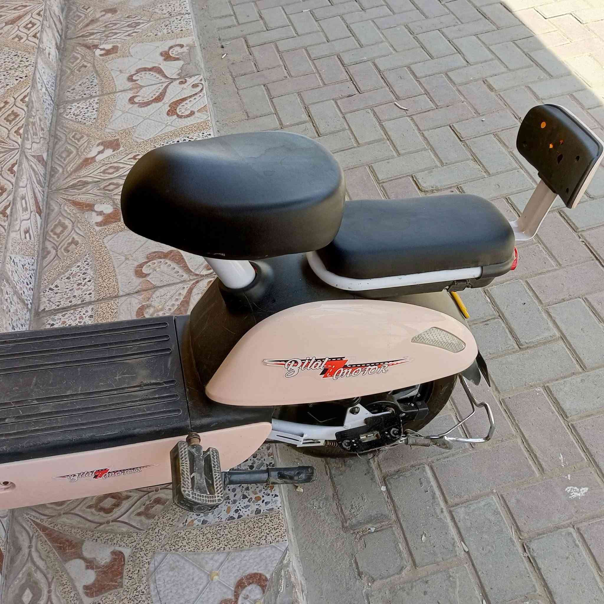 سلام عليكم شلونك شباب دراجه شحن للبيع الون وردي فاتح الدراجه يطلع بيها حرفMامانت الله الدراجه جديده السرعه60تقره الحقيقي30/35الدراجه نضيفه الي عاجبته الدراجه يدلل سعرها250 وبيها مجال الرقم ***********

