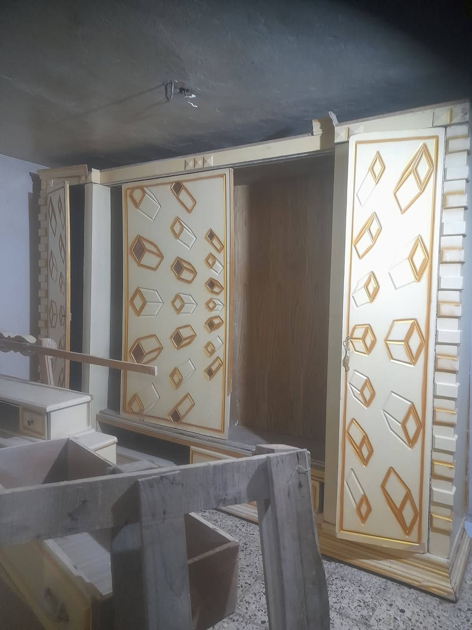 ١٢٥ وبيه مجال
***********
العبيدي

نص مكتوب في الصور:
- +964 773 197 1942 قبل ٢٦ دقيقة كنتور وزاويه وميز مراية سعر ١٧٥الف