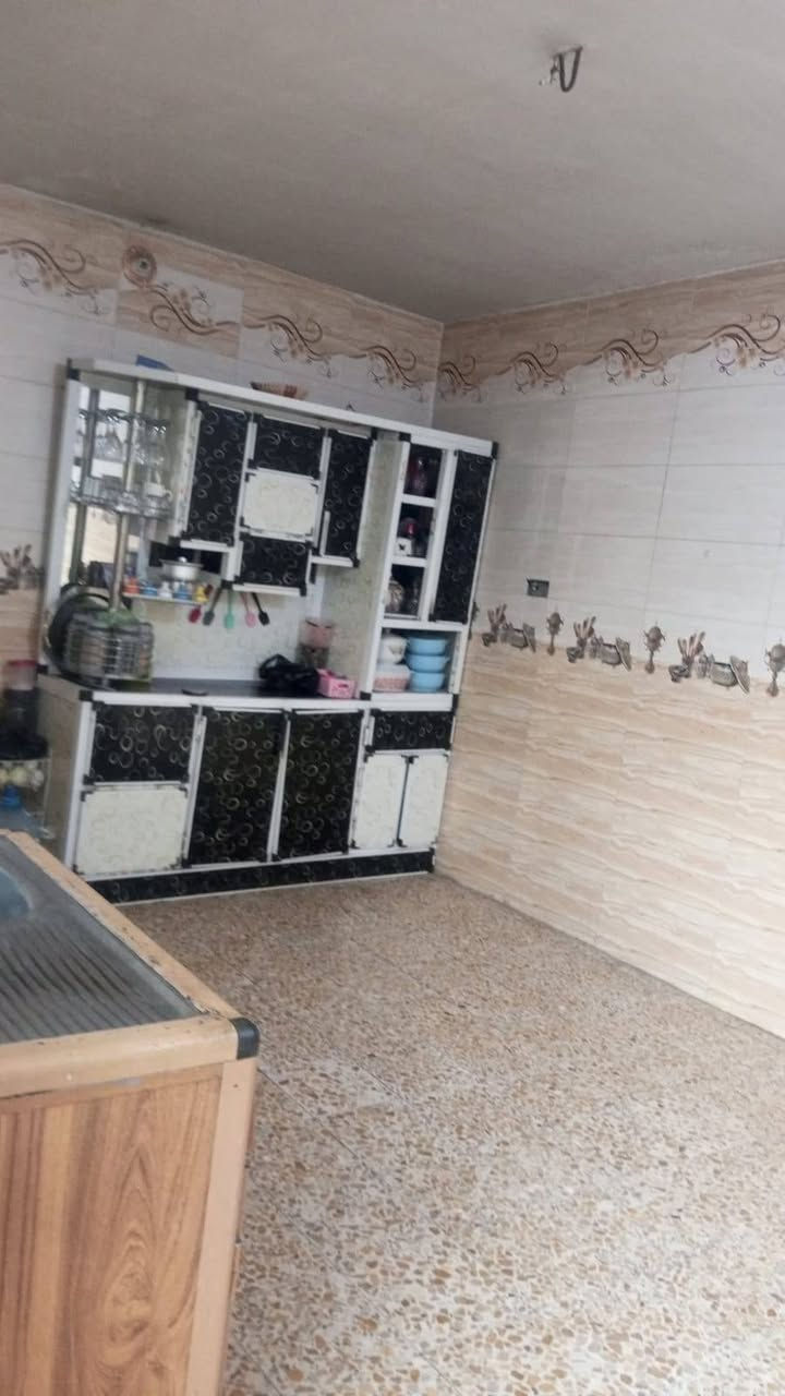 بيت.٢٠٠البيع متر يحتوي طابق ونص الأول ستقبال و٣نوم مطبخ وحمام داخلي وخارج طابق ثاني ٢نوم حمام سويت سعر ١١٠ اللستفسار التصال ***********
