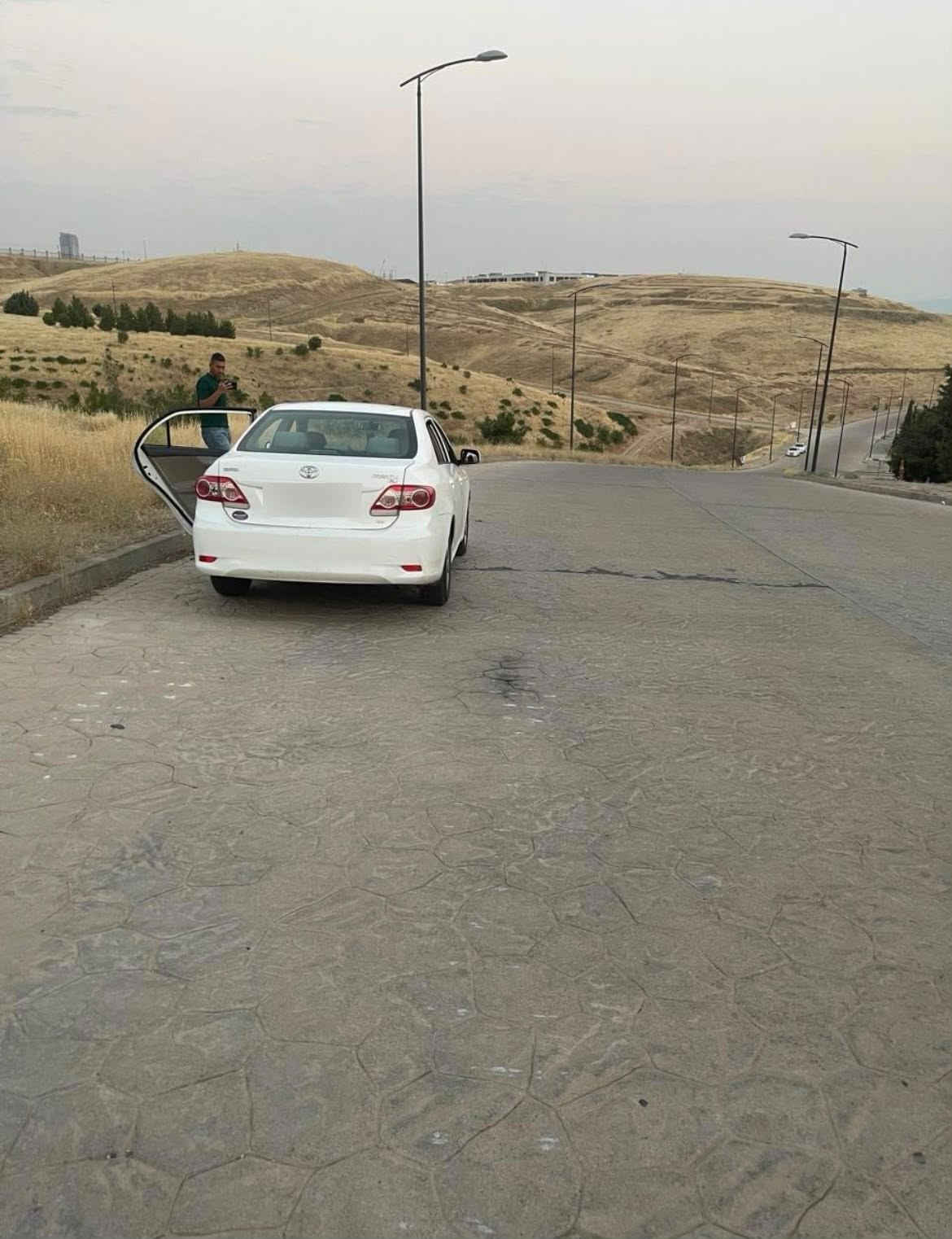 السلام عليكم 
كورلا خليجية موديل 13 محرك 1600 كبير ماشية 79 ألف 
مكينة كير جديد بلادي 
سيارة جديدة ما ناقصها اي شيء 
بيها ملاحظات بسيطة مثل التكحيلات 
بيها مكان بارد مرفوق السونر وياها 
المكان : بغداد / الكرخ 
السعر : 12600$ وبيها مجال بسيط 
الرقم : ***********
