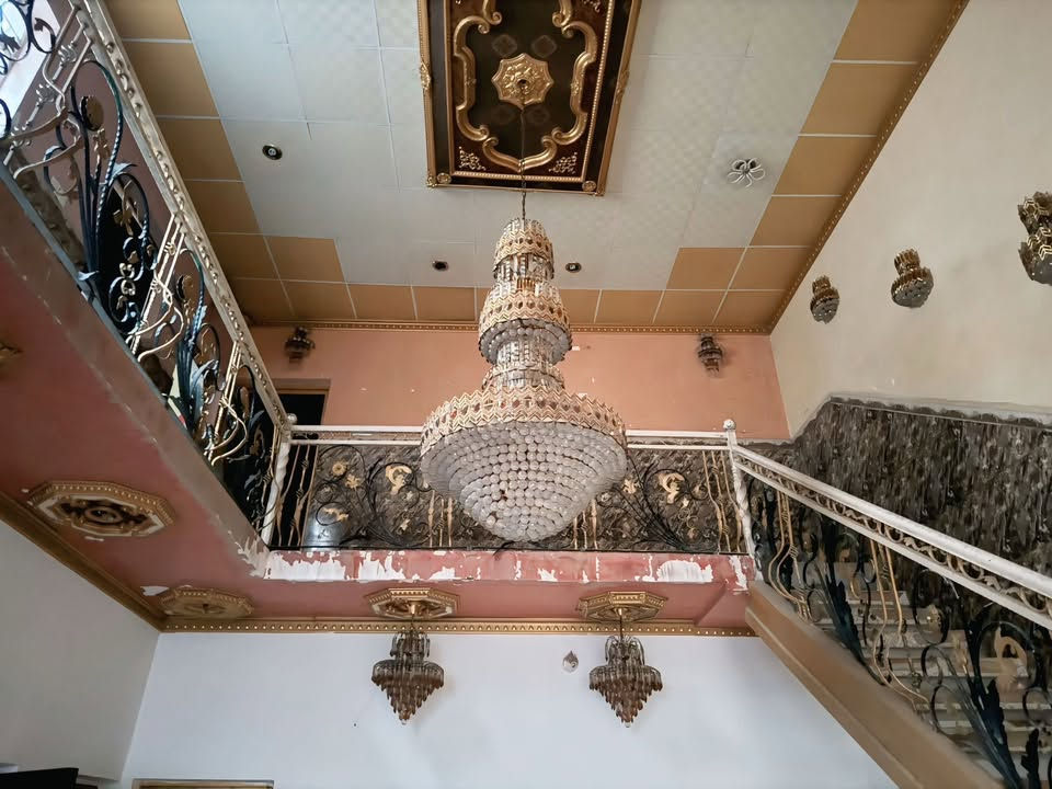 السلام عليكم
بيت للبيع مساحة ٢٠٠ متر 
طابقين 
حي العسكري شارع ابو شاكر موقع تجاري 
للاستفسار الاتصال
 ***********
