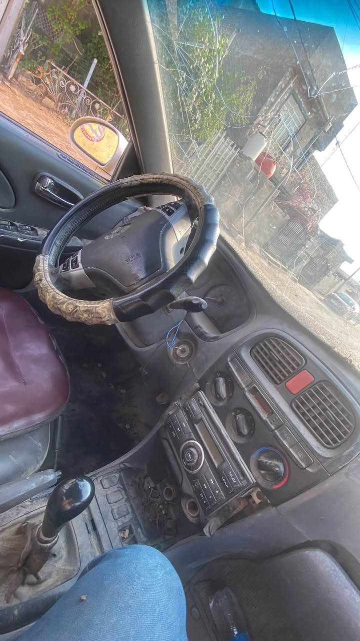 سوناتا موديل ٢٠٠٠ سنويه ساقطه ٢٠٢٢ مكينه بيها خيط بخار كير جديد صدر جديد سياره شغاله  السياره كير عادي السعر ١٨ وبيها مجال
