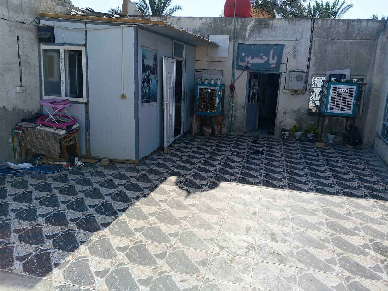 سلام عليكم بيت للبيع  مساحته  300  بابل دبله طريق يا حسين يبعد عن طريق يا حسين رابع بيت عشارع  يحتوي على 3 غرف نوم 5×4 وهول 7×4مطبخ خارجي4×2 ستقبال  7×5. بيت ما صار اقل سنه من عمرته كله جديد   ودرجه اوله.  مقابل ستداره الثانيه جهت القاسم فرع بيت عناد رابع بيت عشارع    ***********
