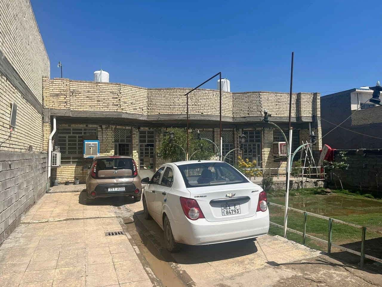 قطعه ارض مساحه ٥٠٠ متر مبني بيه بيتين متشابهات تماما ومعزولات واحد عن ثاني بالكامل فقط الحديقه والكراج مشترك البيت عالي عن الشارع وعلى شارعين بظهره شارع وكدامه شارع كل بيت يحتوي على استقبال ومطبخ وحولي ومنور وحمام وتواليت وغرفتين نوم وبيتونه ودرج وترك خلفي بيوت مبنيه جديد موقع البيت الشعله الدوانم شارع البلوك قبل مدرسه الإمامين العسكريين بأربع شوارع السعر ٢٢٠رقمي ***********
