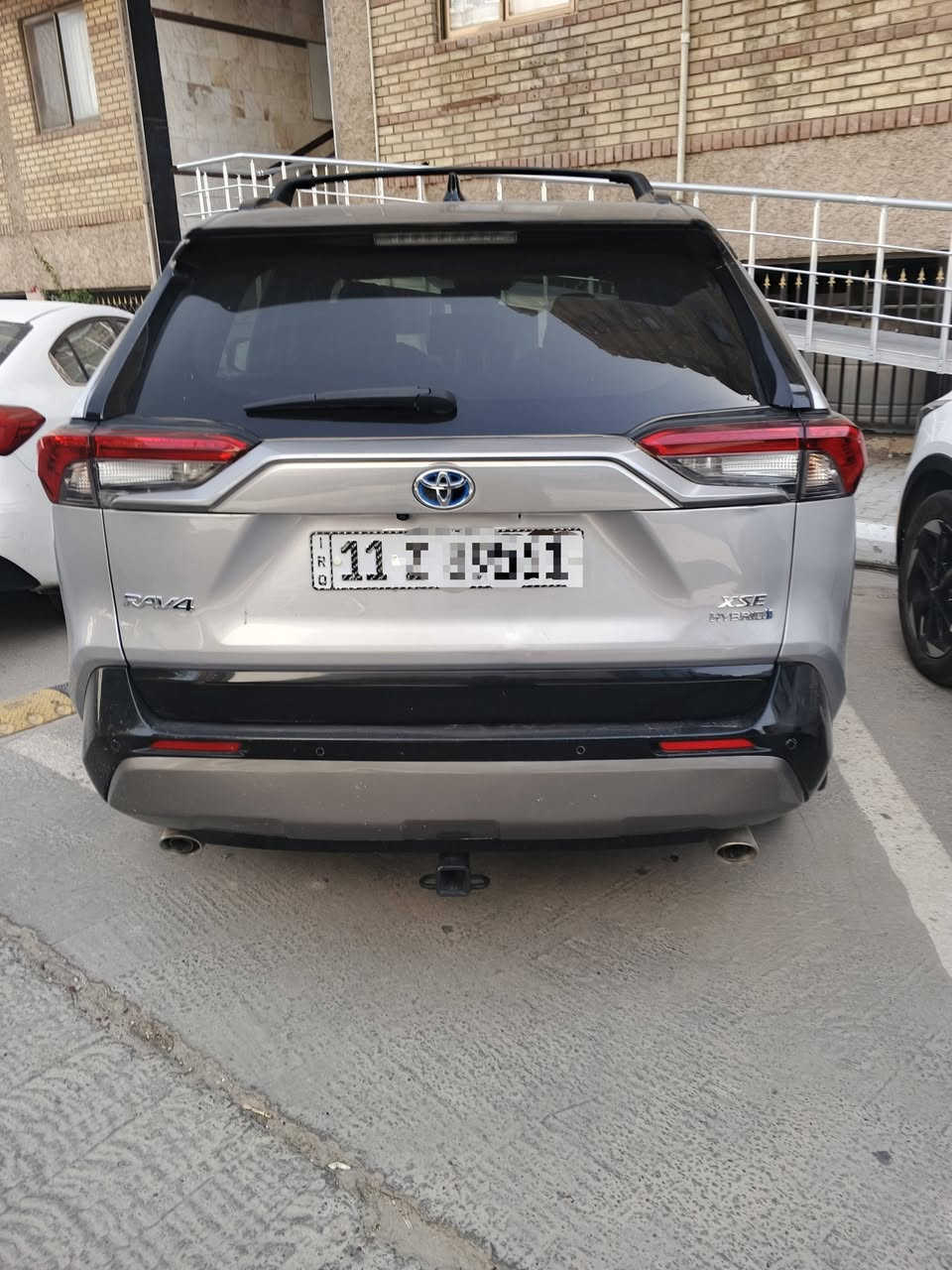 للبيع تويوتا رافور هايبرد 2023
TOYOTA RAV4 XSE Hybrid 
✅️ موديل 2023
✅ وارد أمريكي
✅ صبغ دعاميات فقط بدون ايربكات ويوجد بارد 
✅ أعلى فئة XSE  الرافور مواصفات 1/1
✅️ ماشية في امريكا 29000 ميل حاليا 46000 ميل
المواصفات
▪️السيارة تو كلر سقف اسود  بانوراما
▪️ محرك 4 سلندر سعة 2.5 لتر هايبرد 
▪️بقوة إجمالية 219 حصان.
▪️ نظام دفع رباعي إلكتروني AWD.
▪️ ناقل حركة أوتوماتيكي E-CVT.
▪️ صرفية وقود حوالي 17 كم/لتر.
▪️ جنوط رياضية قياس 18 إنج لون أسود.
▪️ إضاءة LED أمامية وخلفية كاملة.
▪️ مصابيح نهارية LED.
▪️ مقاعد جلد SofTex رياضية بخياطة زرقاء مميزة.
▪️ مقاعد أمامية مدفأة.
▪️ مقعد السائق كهربائي 
▪️خاصية الميمري لحفظ الوضعية.
▪️ دخول ذكي لجميع الأبواب.
▪️ شاشة وسطية  لمس.
▪️ دعم Apple CarPlay وAndroid Auto.
▪️ شاحن لاسلكي للهاتف.
▪️ عدادات رقمية حديثة.
▪️ كاميرا خلفية عالية الدقة.
▪️ باب خلفي كهربائي.
▪️ مثبت سرعة راداري ذكي.
▪️ نظام المحافظة على المسار.
▪️ نظام التحذير من التصادم الأمامي مع الكبح التلقائي.
▪️ مراقبة النقطة العمياء.
▪️ تنبيه حركة المرور الخلفية.
▪️ حساسات أمامية وخلفية للمساعدة على الاصطفاف.
▪️ وسائد هوائية متعددة وأنظمة أمان متطورة.

السيارة مكانها الدورة شارع ستين 
السعر 258

للتواصل *********** يوجد وات ساب @
