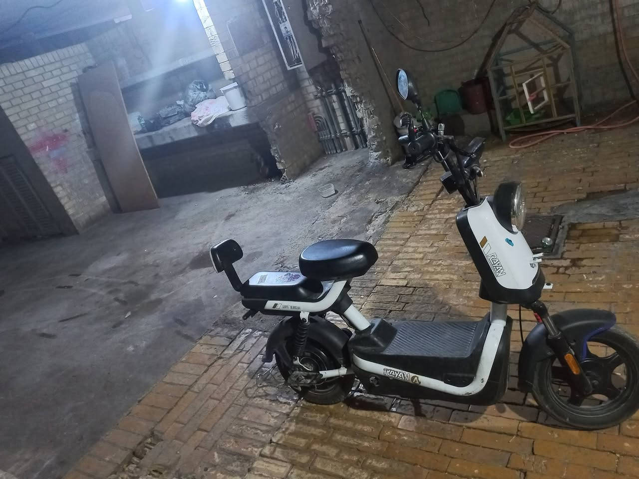 سلام عليكم دراجه شحن للبيع جديده مده استخدام اسبوعين فقط دراجه جديده شحانه وياه تمشيك 40 كيلو فقط سرعه قصوى 50 
السعر 300بيه مجال 
مكاني بغداد كراده داخل  
***********
