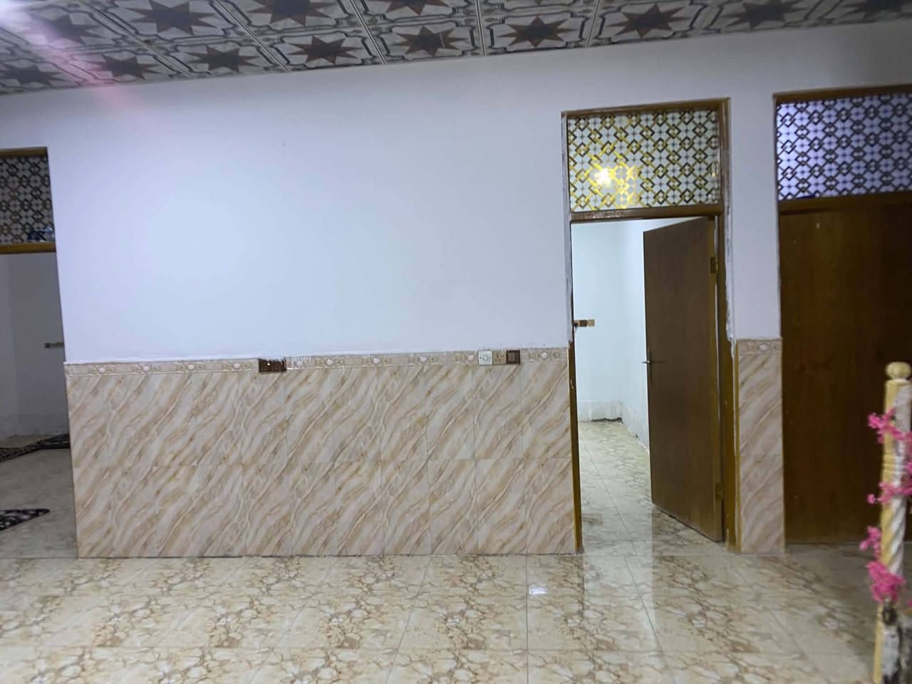 دار طابو صرف للبيع مساحة ٢٦٠م الموقع. قرب أسواق ماما اشتريلي بجهة حي الناصرية. البيت مطلوب سلفة للدولة ١٧ مليون. تريد وراي تريد وراك. السعر الكلي للبيت هو والسلفة ١٣٥ مليون وبي مجال قليل جدا. البيت ٣ غرف نوم. يفيد لعنده عائلة كبيرة. استقبال ومطبخ وصالة. وصحيات خارجية وداخلية.. البناء بلوك والاساس طابوق.    والاثاث يكون من ضمن السعر الموجود بالبيت المنشورات بالصور. اخوان هذا السعر النهائي ليحب يشوف البيت بيه خير ويتدلل. للاستفسار الاتصال على الرقم ***********او ***********

